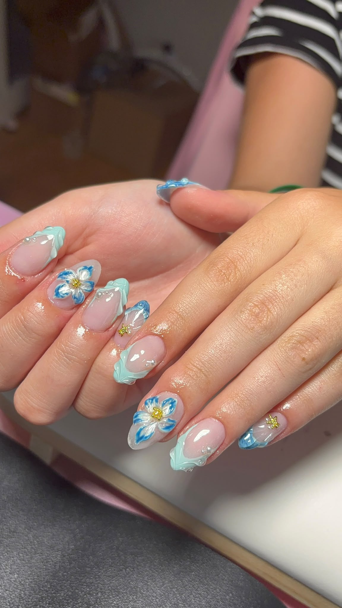 Nail art bleu et menthe avec fleurs 3D sur ongles amande