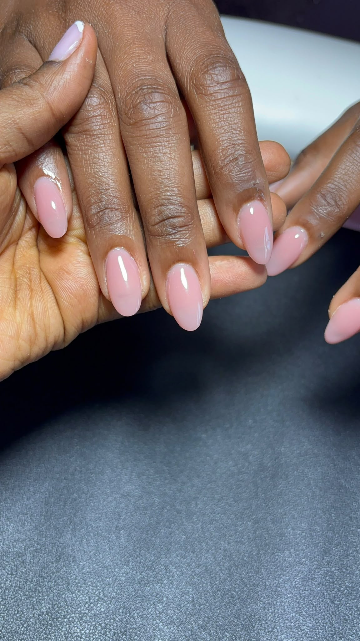 Pose rose nude brillante sur ongles amande