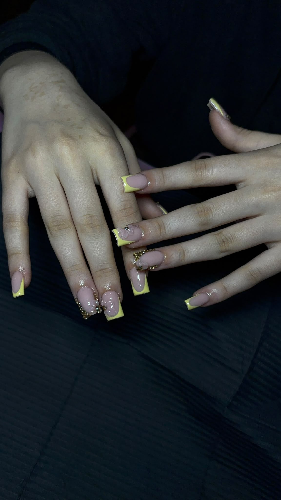 French jaune pastel sur ongles carrés longs avec strass