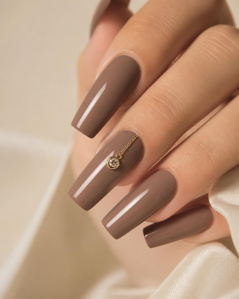 Ongles carrés longs moka avec bijou doré